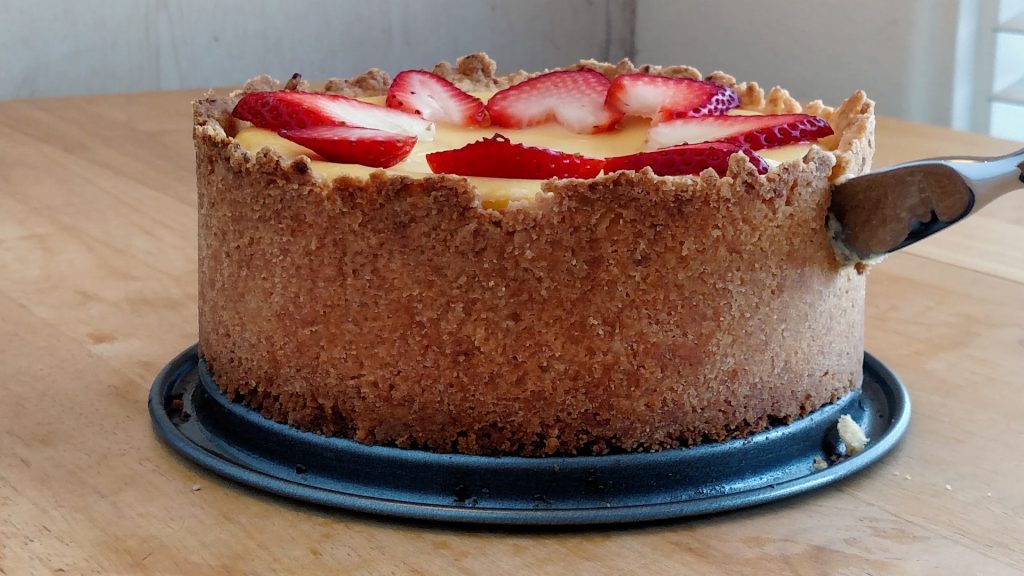 Cutting cheesecake food stylist